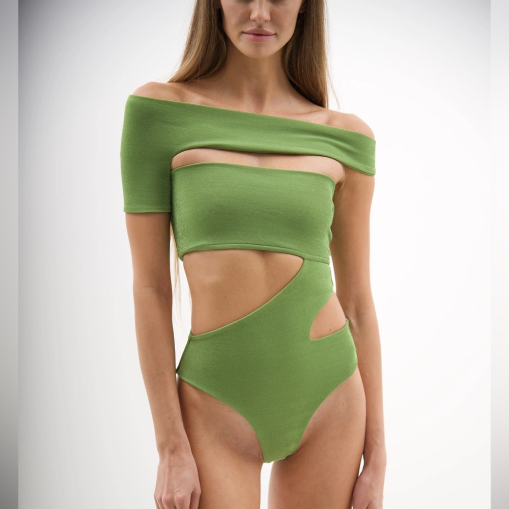 LAMA JOUNI | NWT! OLIVE OFF SHOULDER CUT OUT BODYSUIT SIZE: XS
